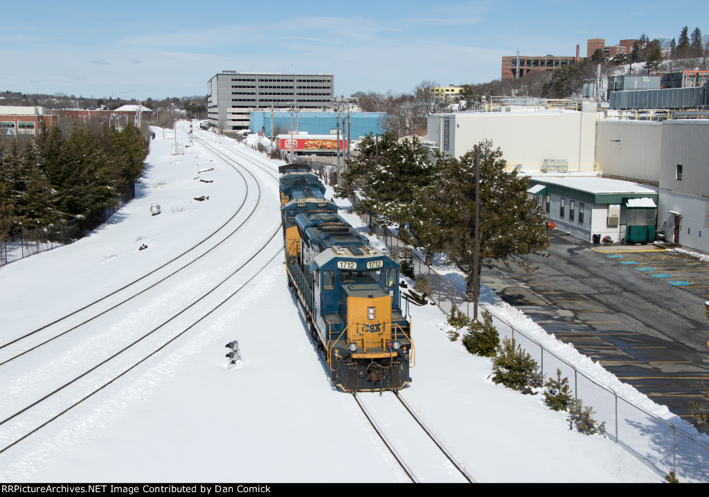 CSXT 1712 Leads M426's Power on the Wye in Portland